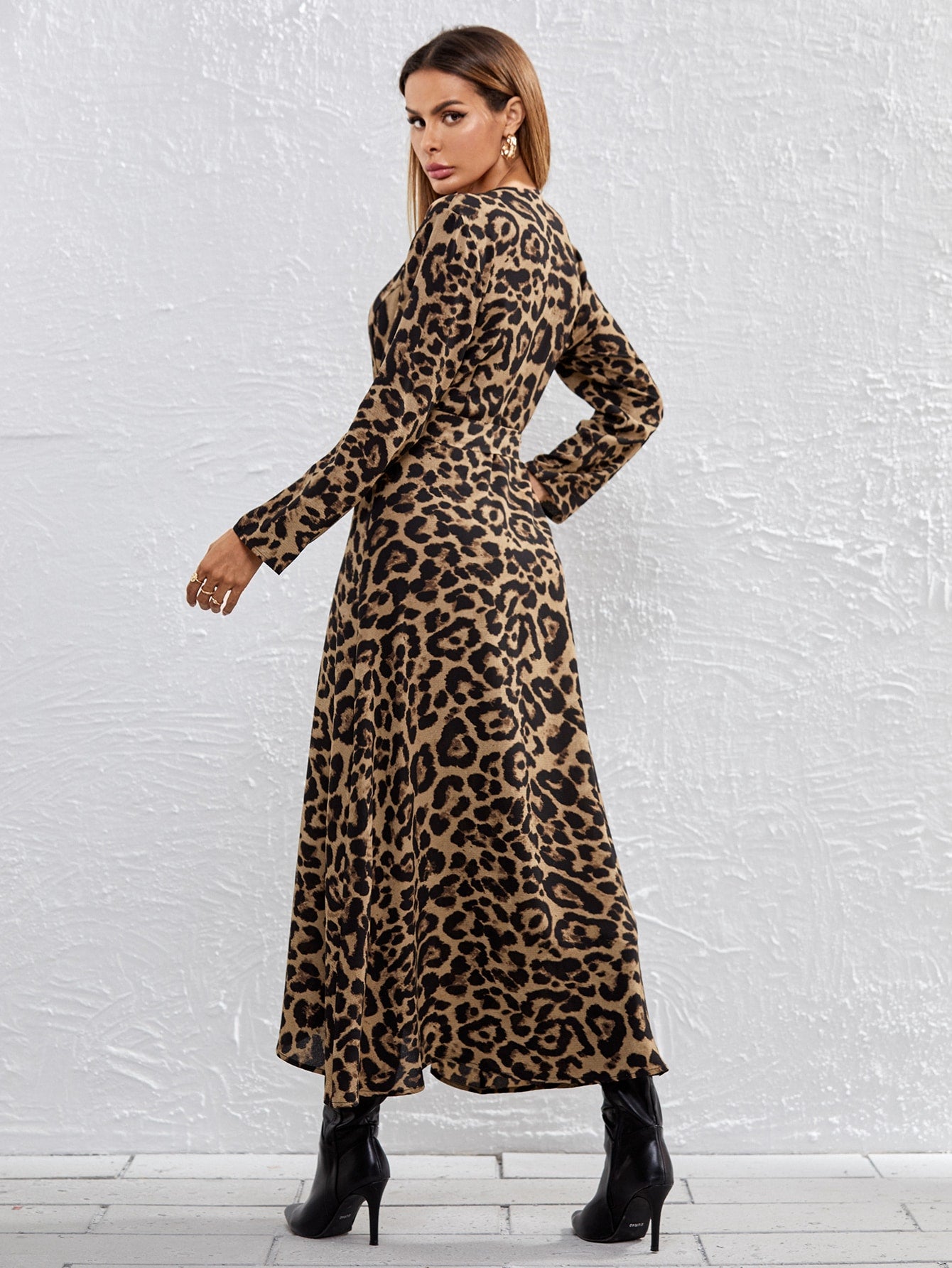 Damenkleid mit Gürtel mit Leopardenmuster