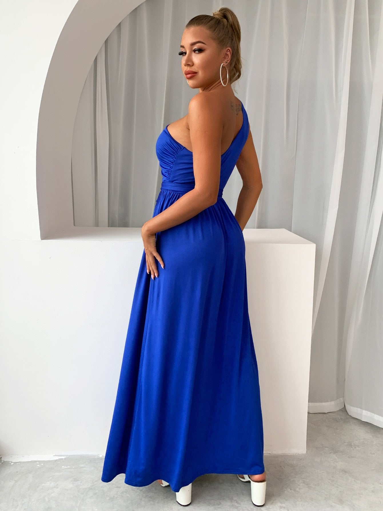 Asymmetrisches One-Shoulder-Kleid