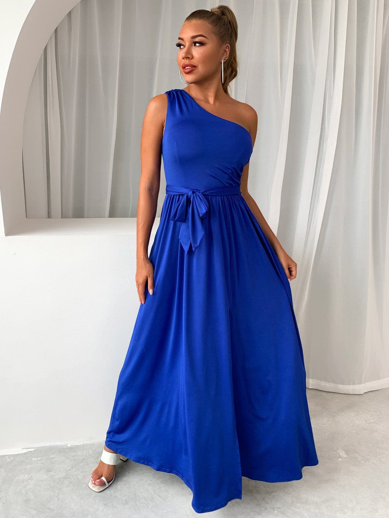 Asymmetrisches One-Shoulder-Kleid