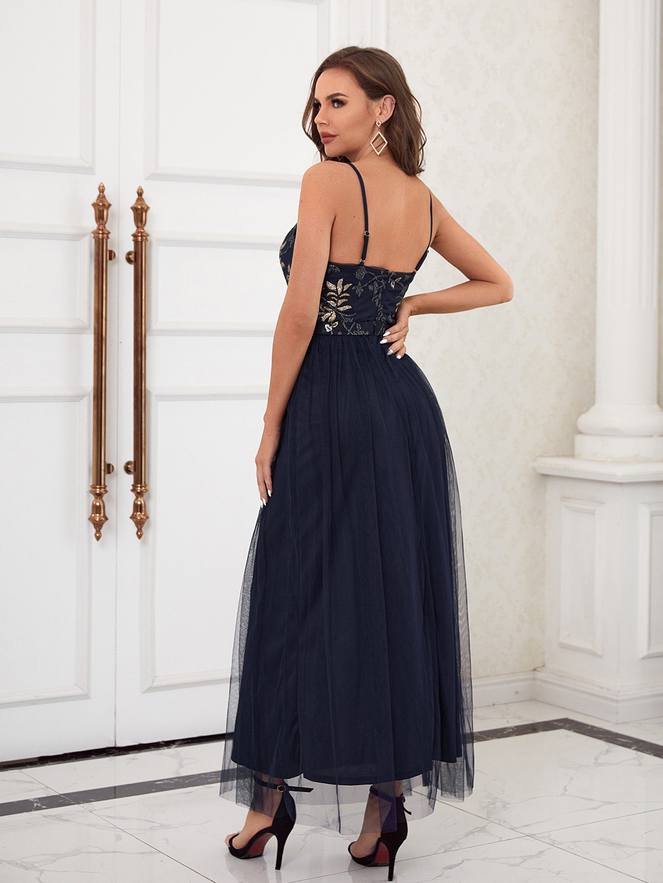 Formelles Damenkleid mit Spitze und Pailletten