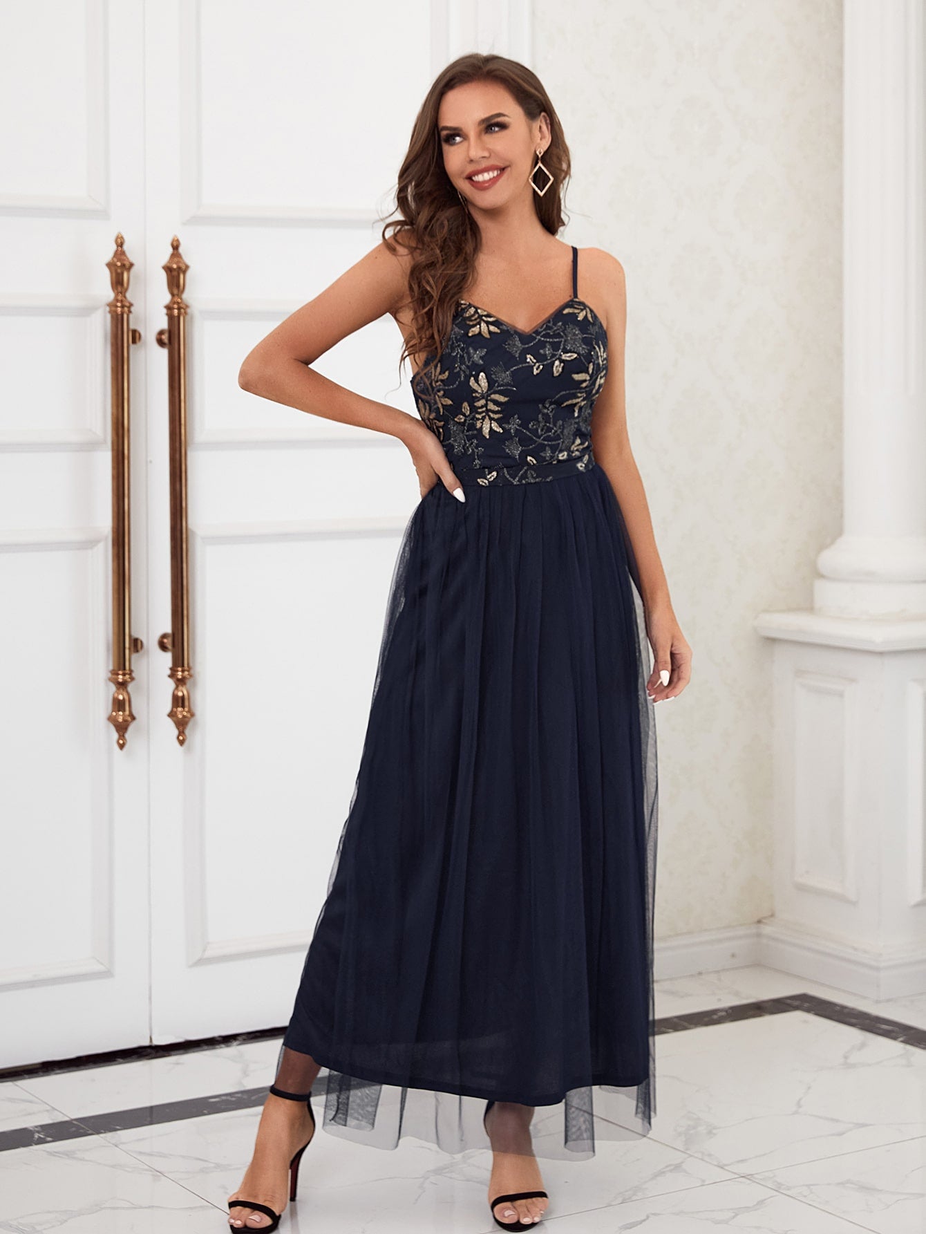 Formelles Damenkleid mit Spitze und Pailletten