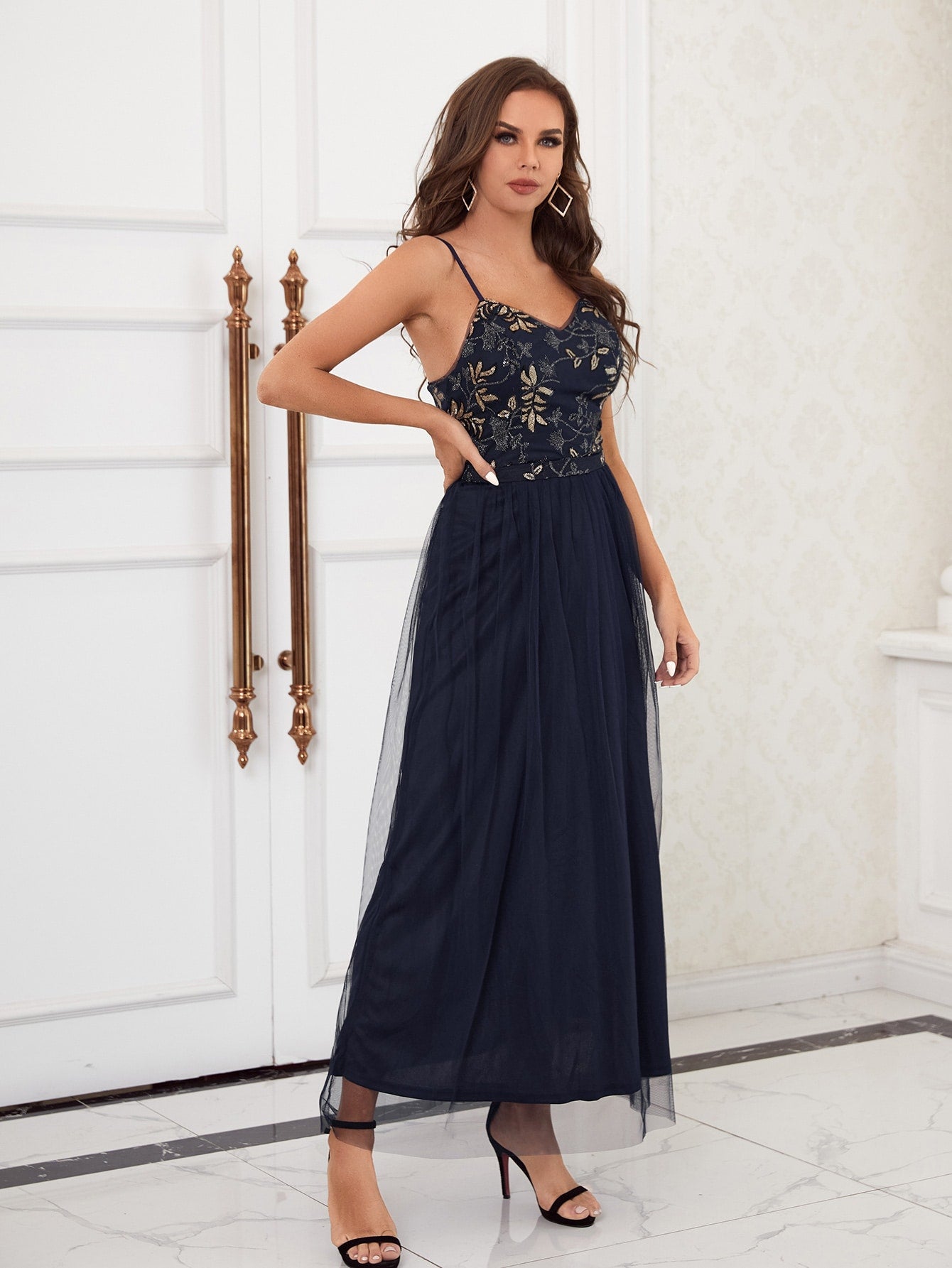 Formelles Damenkleid mit Spitze und Pailletten