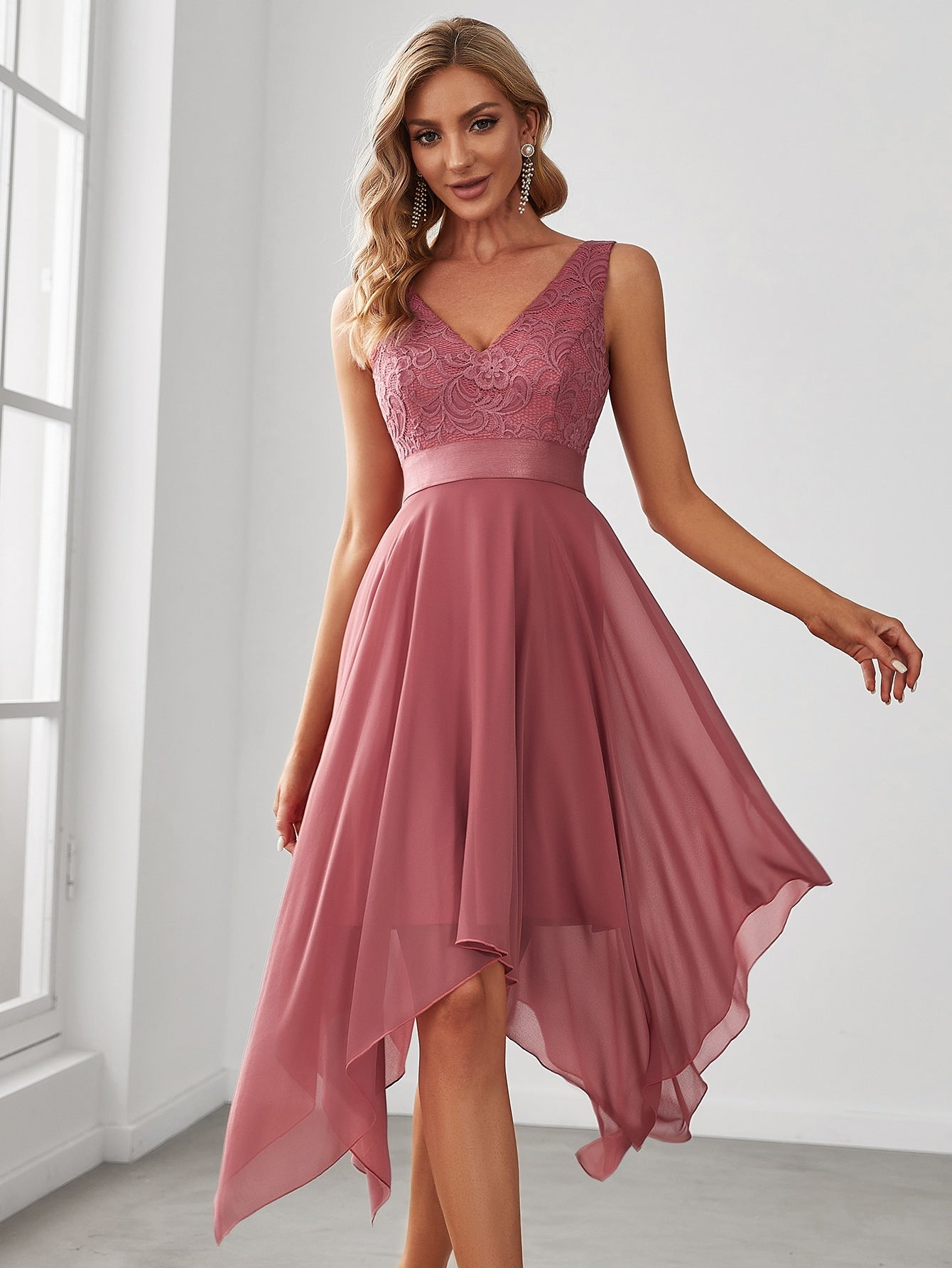 Formales Damenkleid mit Spitze