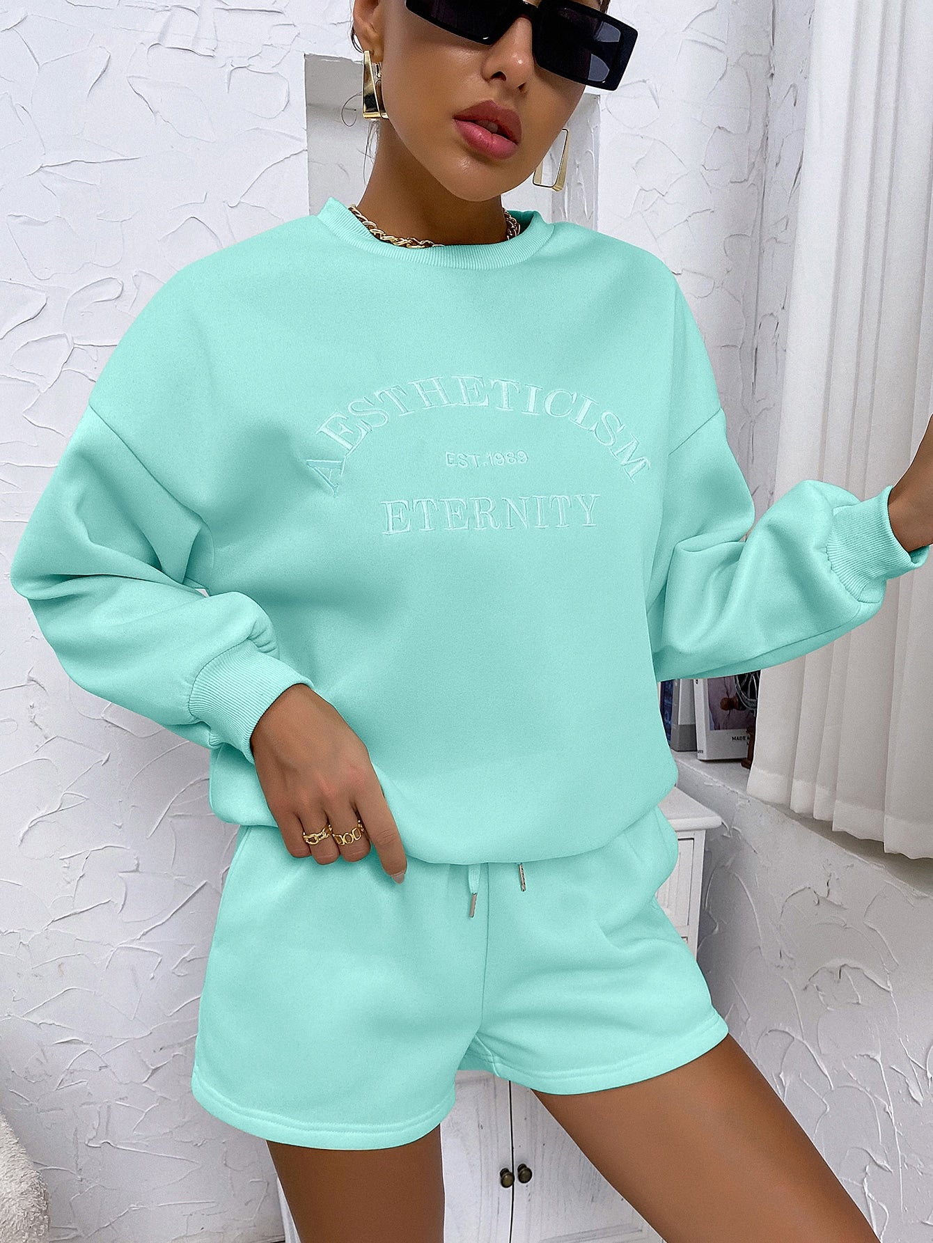 Damen-Sportset aus Shorts und Sweatshirt in den Farben