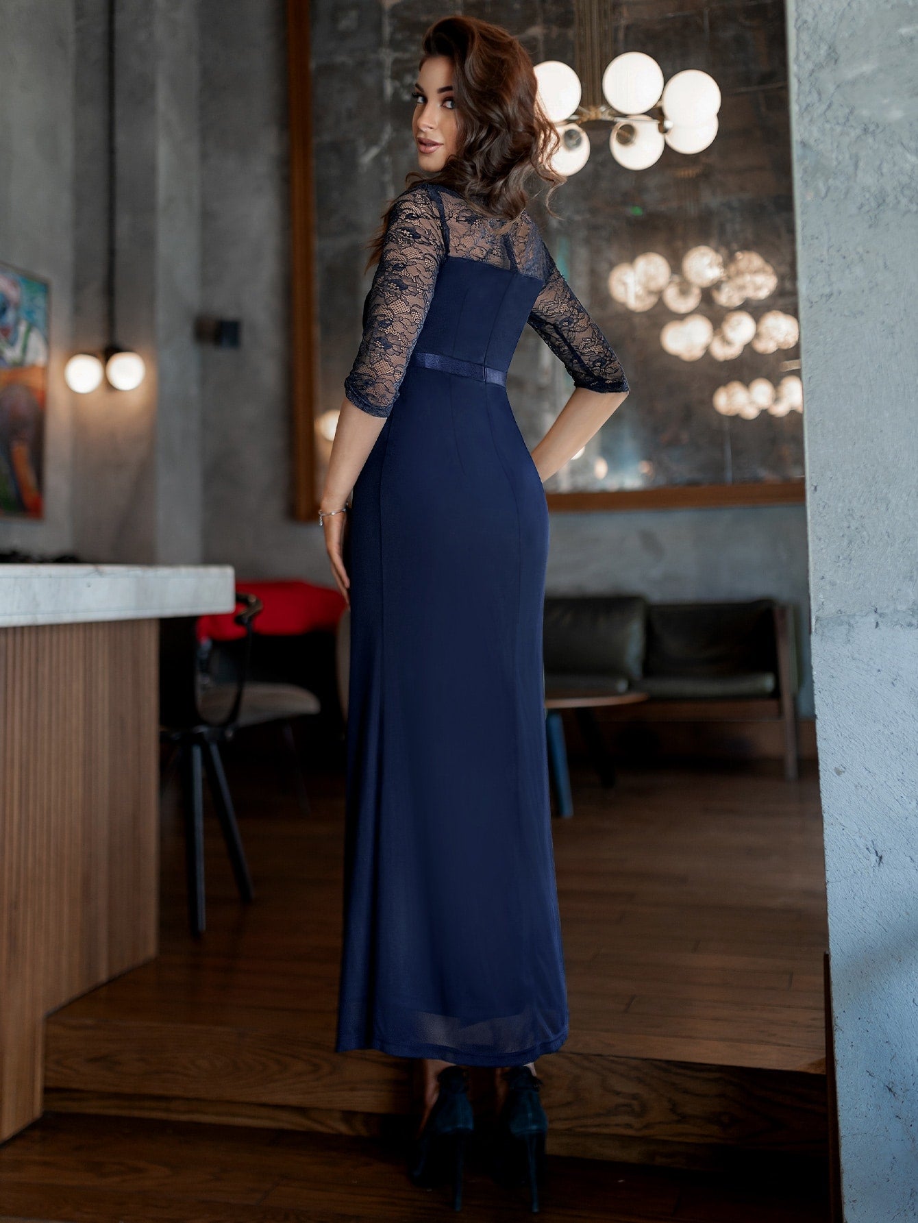 Formales Damenkleid mit Spitze