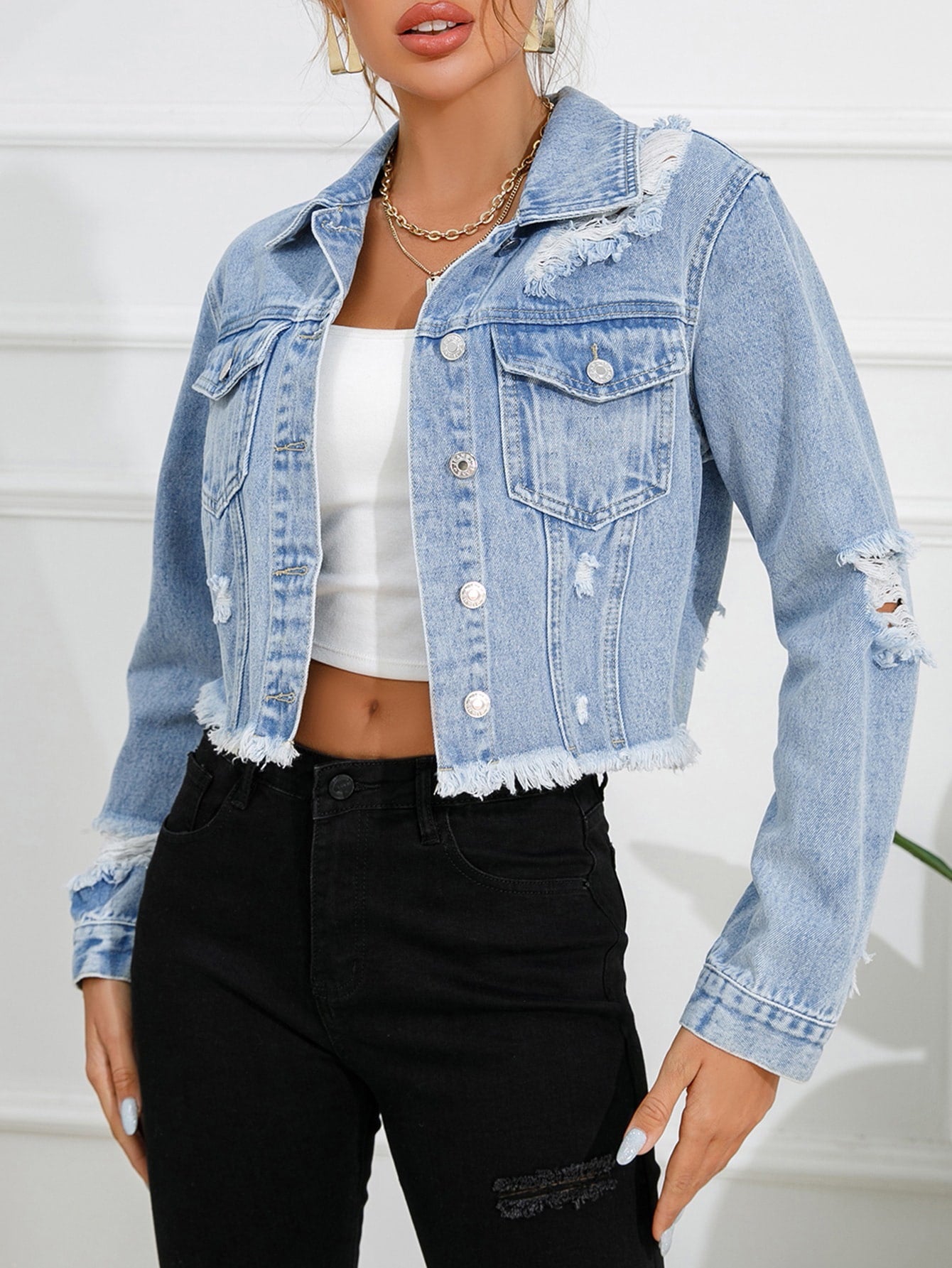 Kurze Jeansjacke mit Abschürfungen