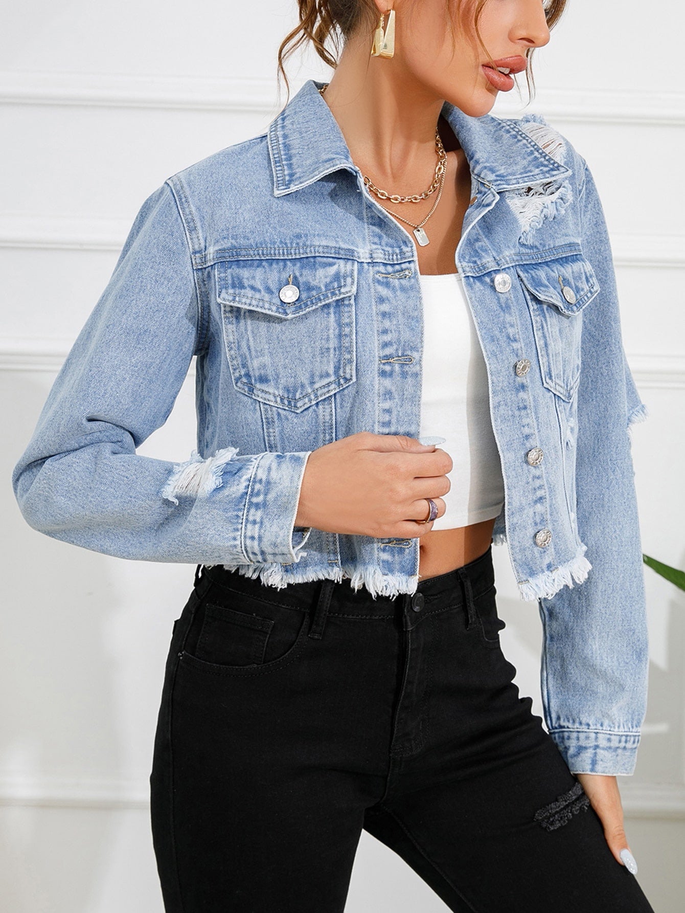 Kurze Jeansjacke mit Abschürfungen