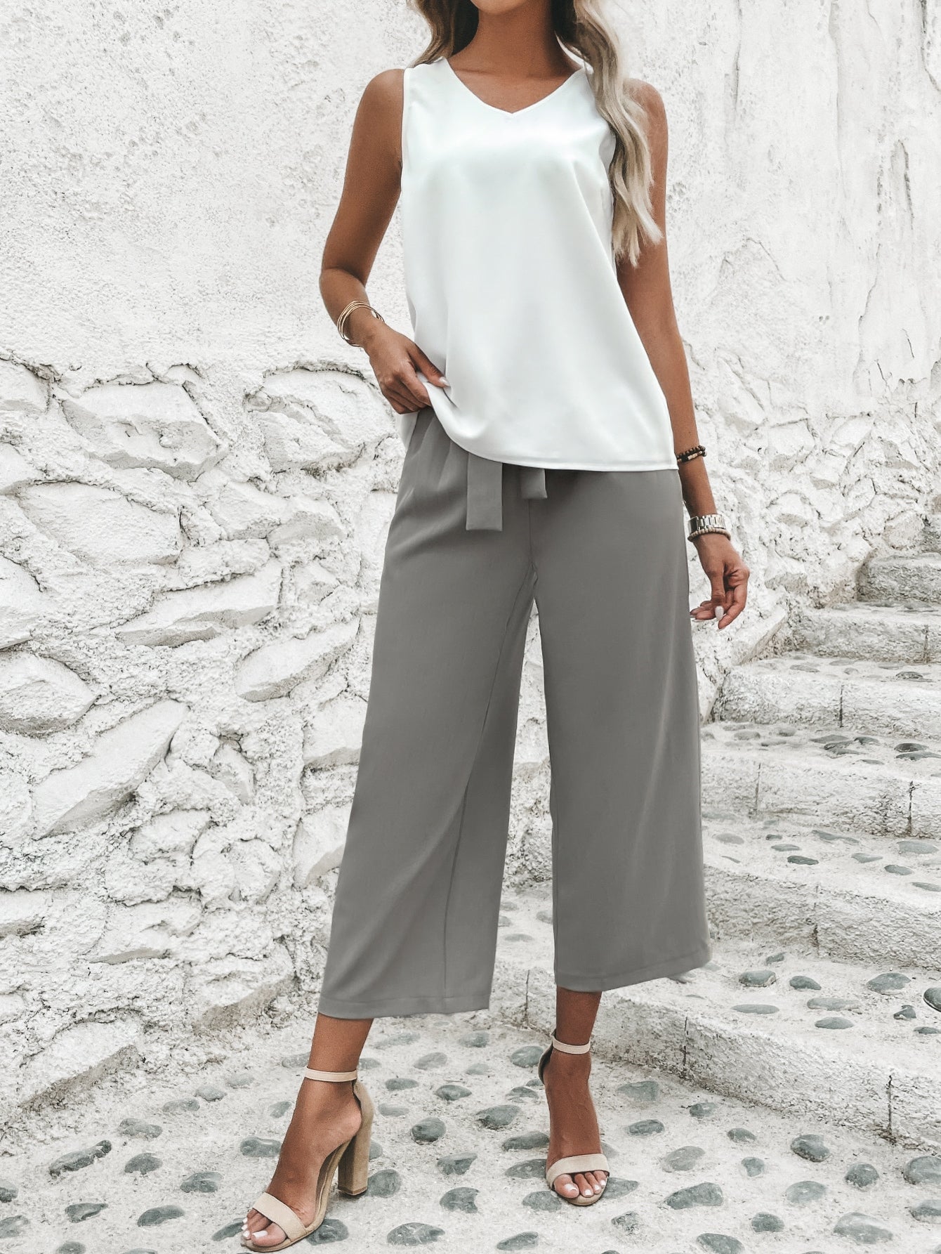 Zweiteiliges Damen-Set bestehend aus Hose und Bluse