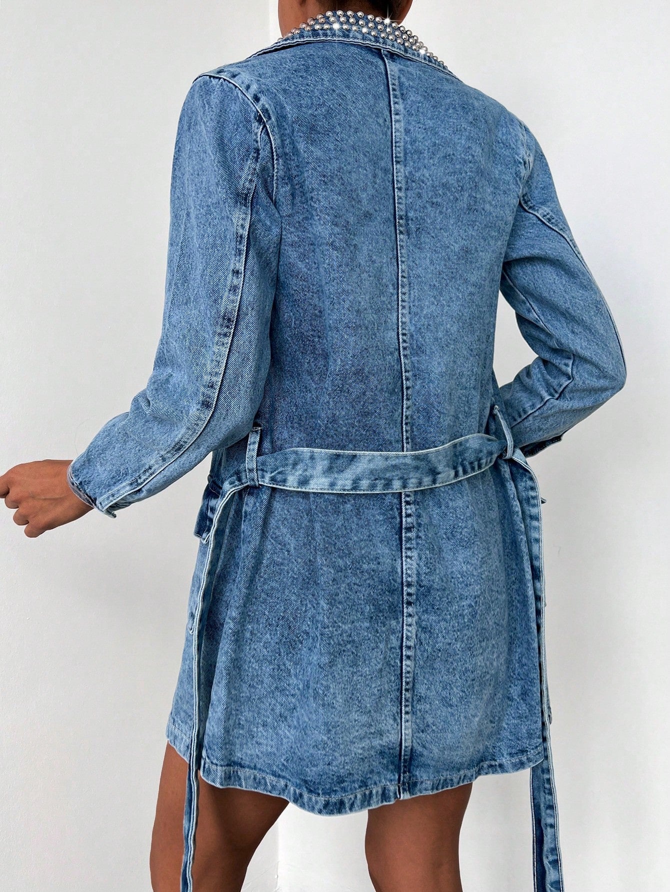 Lange Jeansjacke mit Nieten