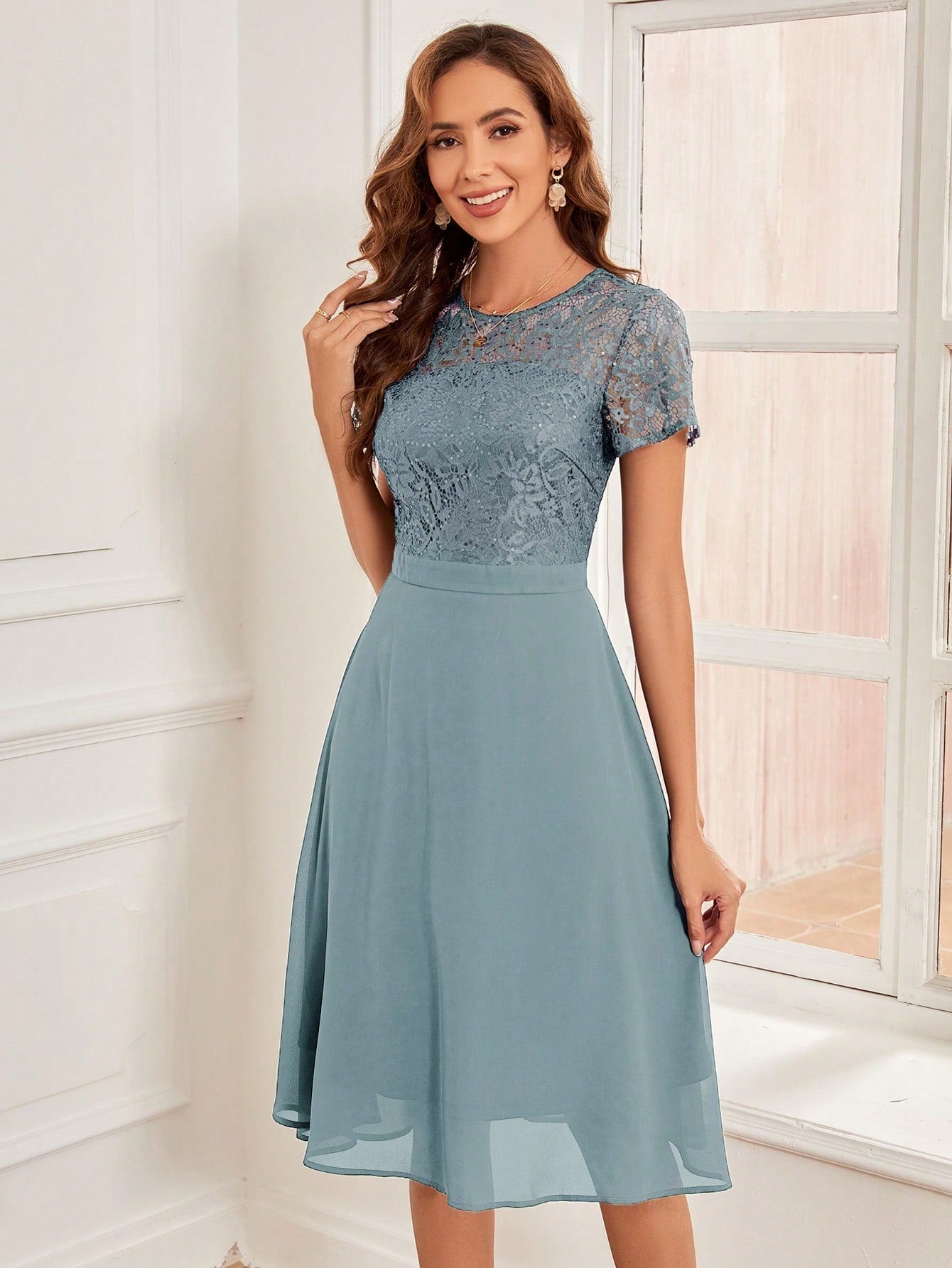 Formales Damenkleid mit Spitze, Farben