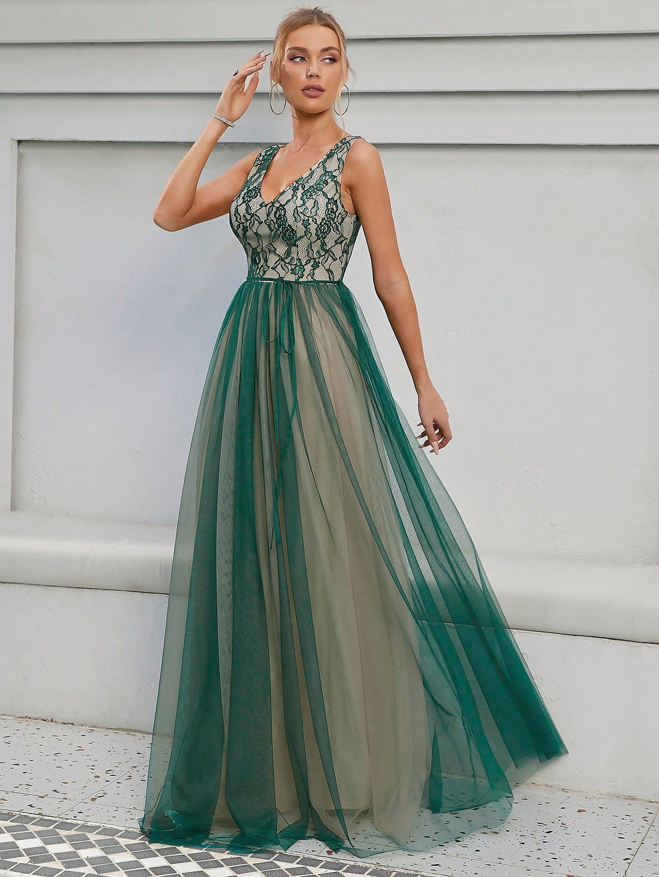 Formales Damenkleid mit Tüll, Farben