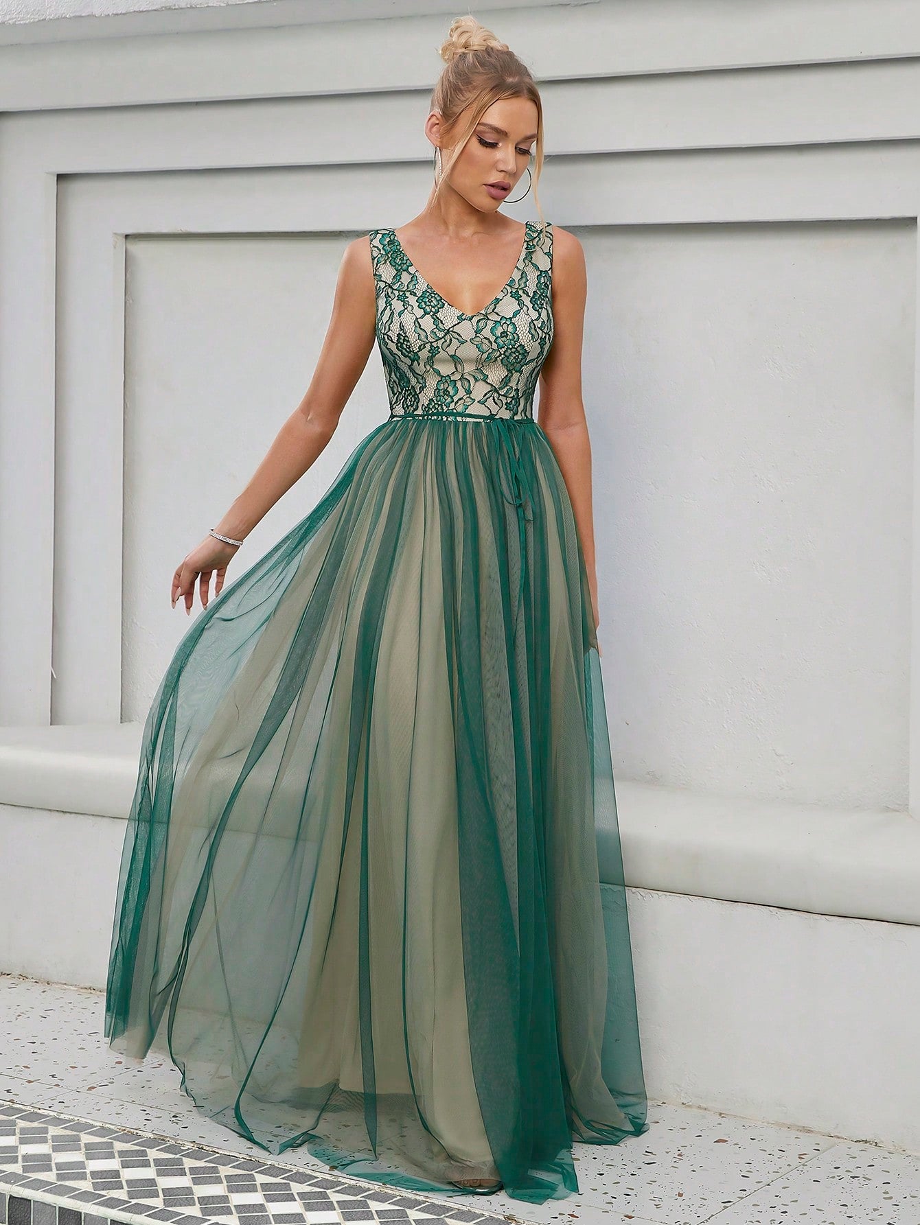 Formales Damenkleid mit Tüll, Farben