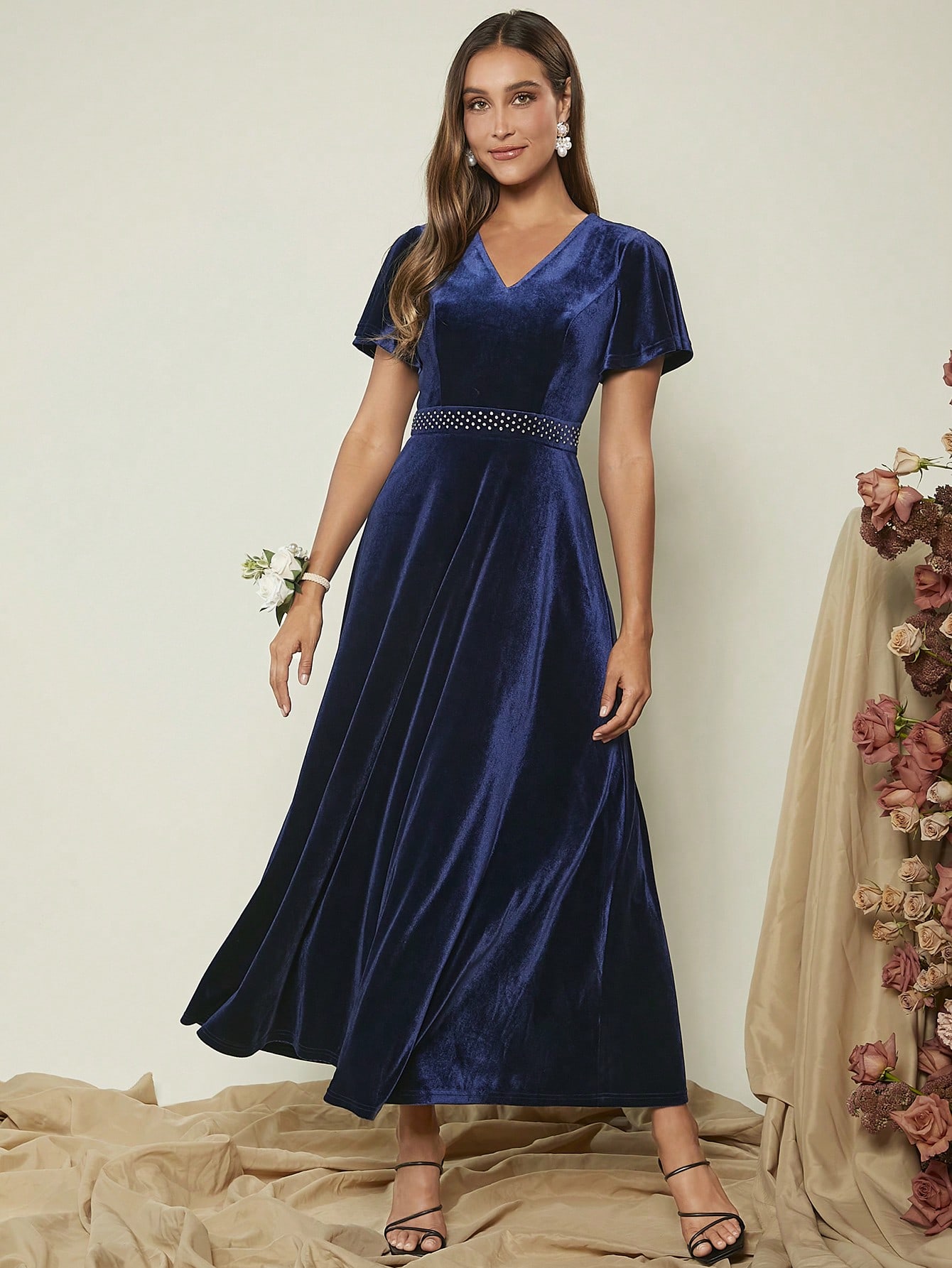 Formales Damenkleid aus Velours mit Strasssteinen