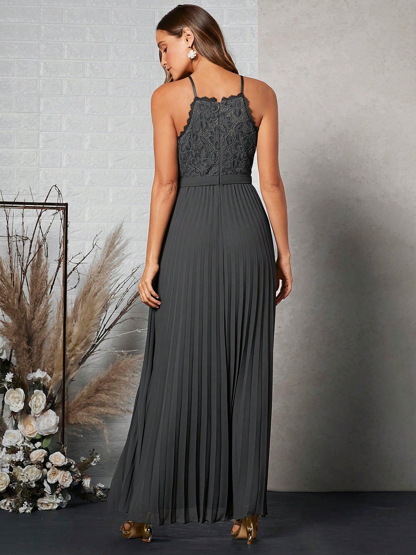 Formelles Damenkleid mit dicker Spitze