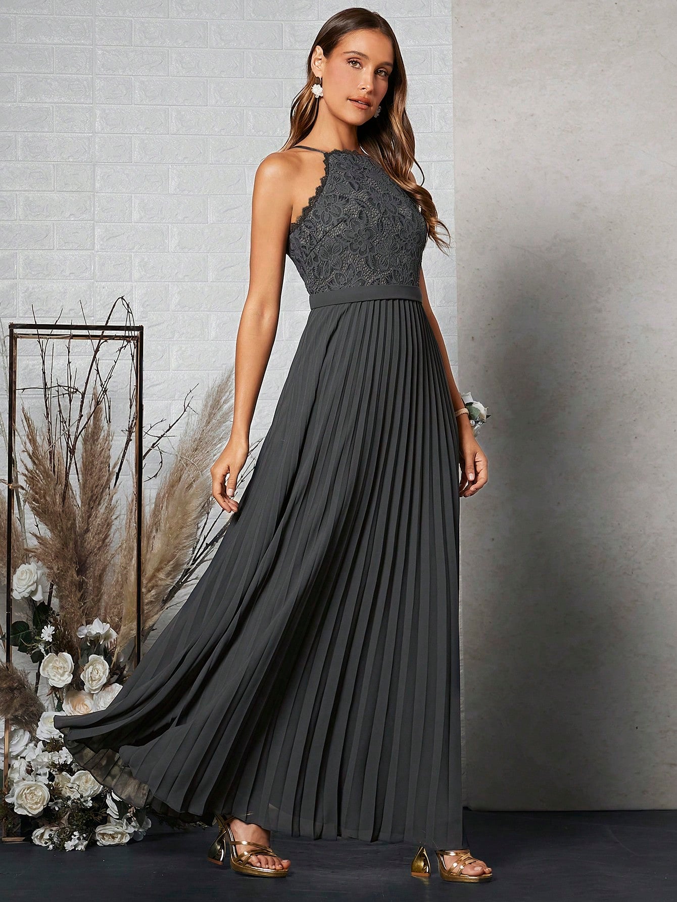 Formelles Damenkleid mit dicker Spitze