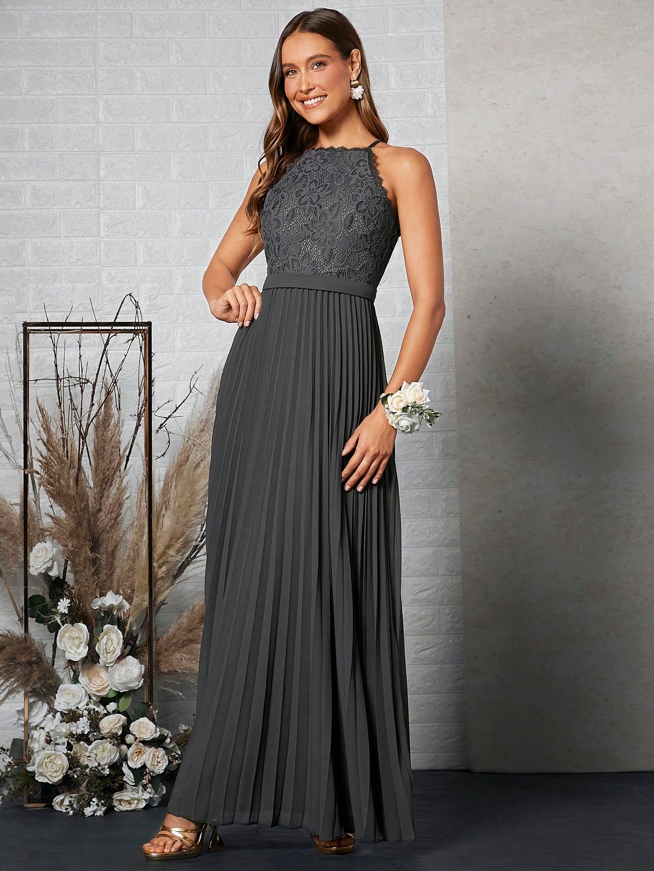 Formelles Damenkleid mit dicker Spitze