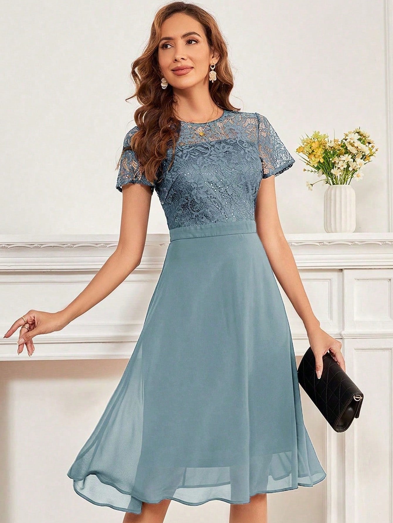 Formales Damenkleid mit Spitze, Farben