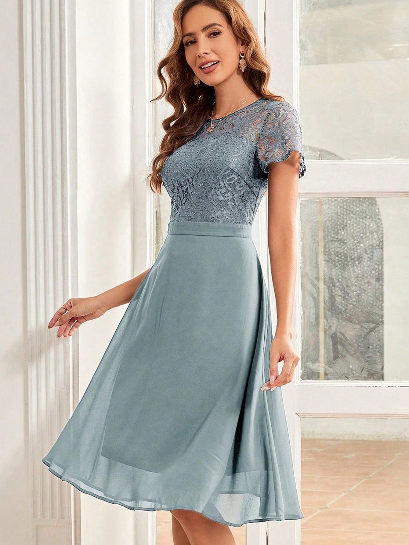 Formales Damenkleid mit Spitze, Farben