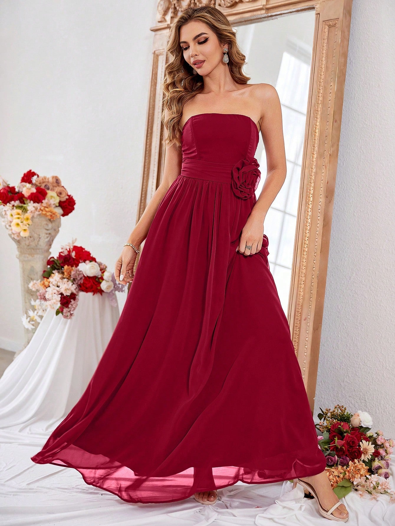 Formales Damenkleid mit Rosenapplikation