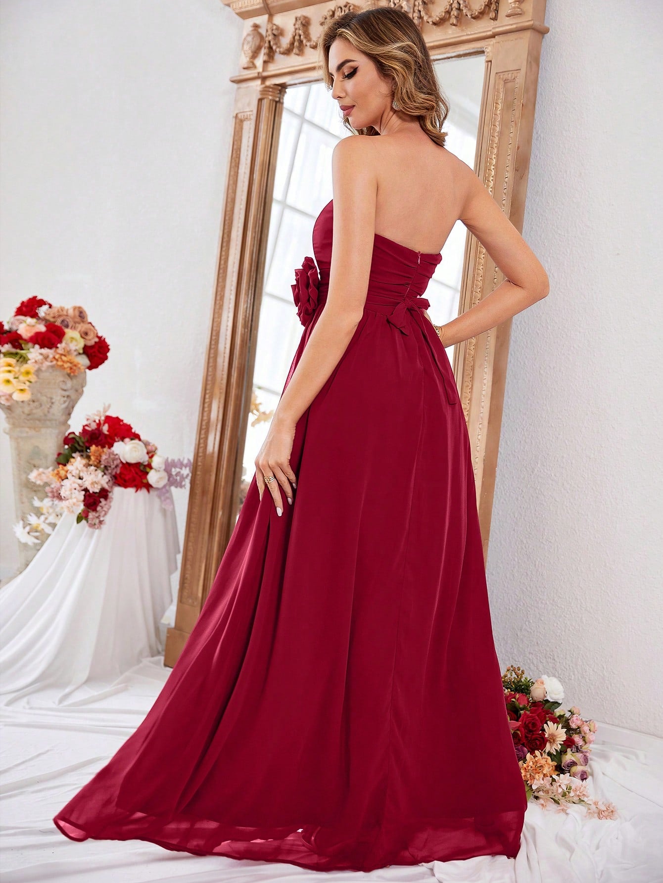 Formales Damenkleid mit Rosenapplikation