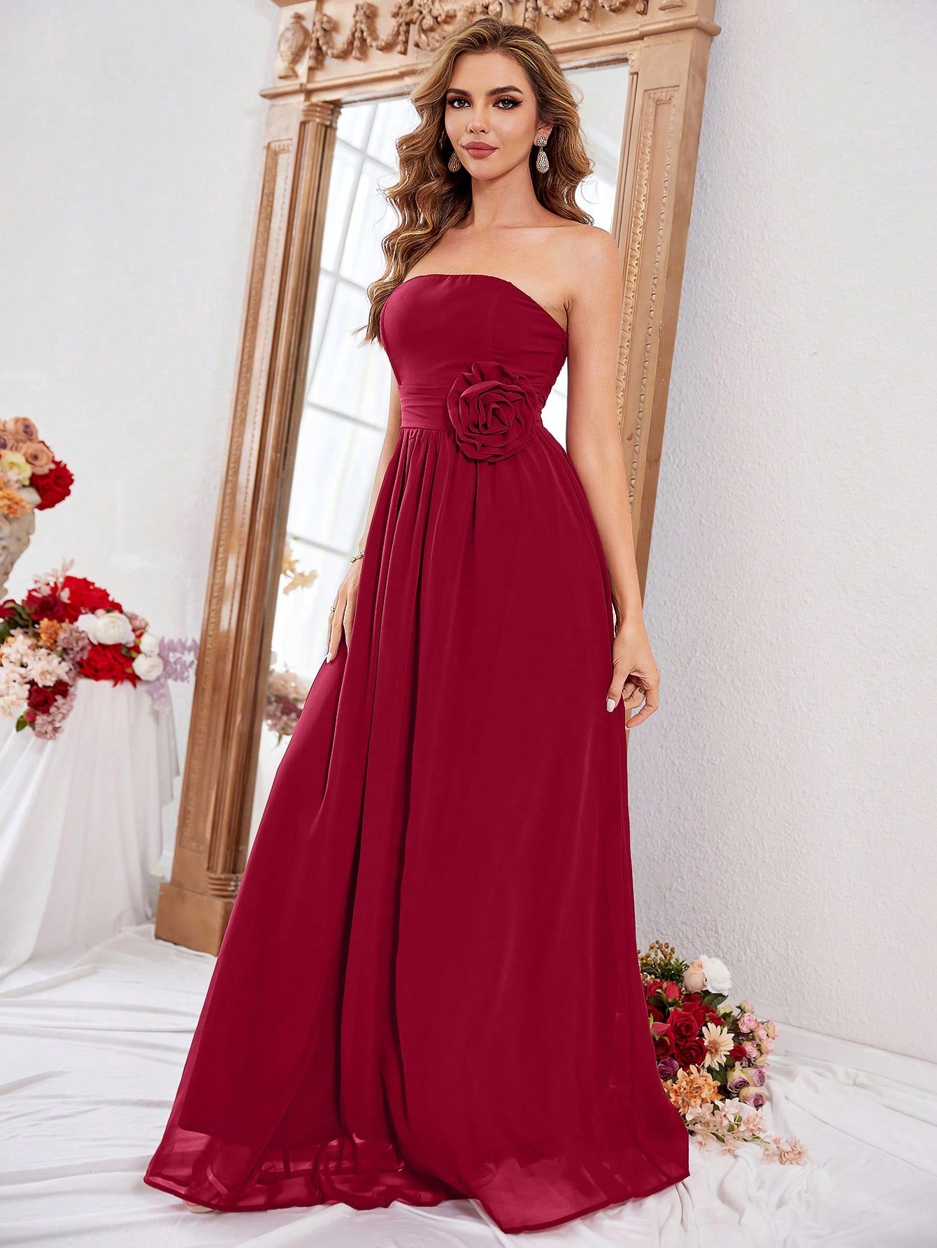 Formales Damenkleid mit Rosenapplikation