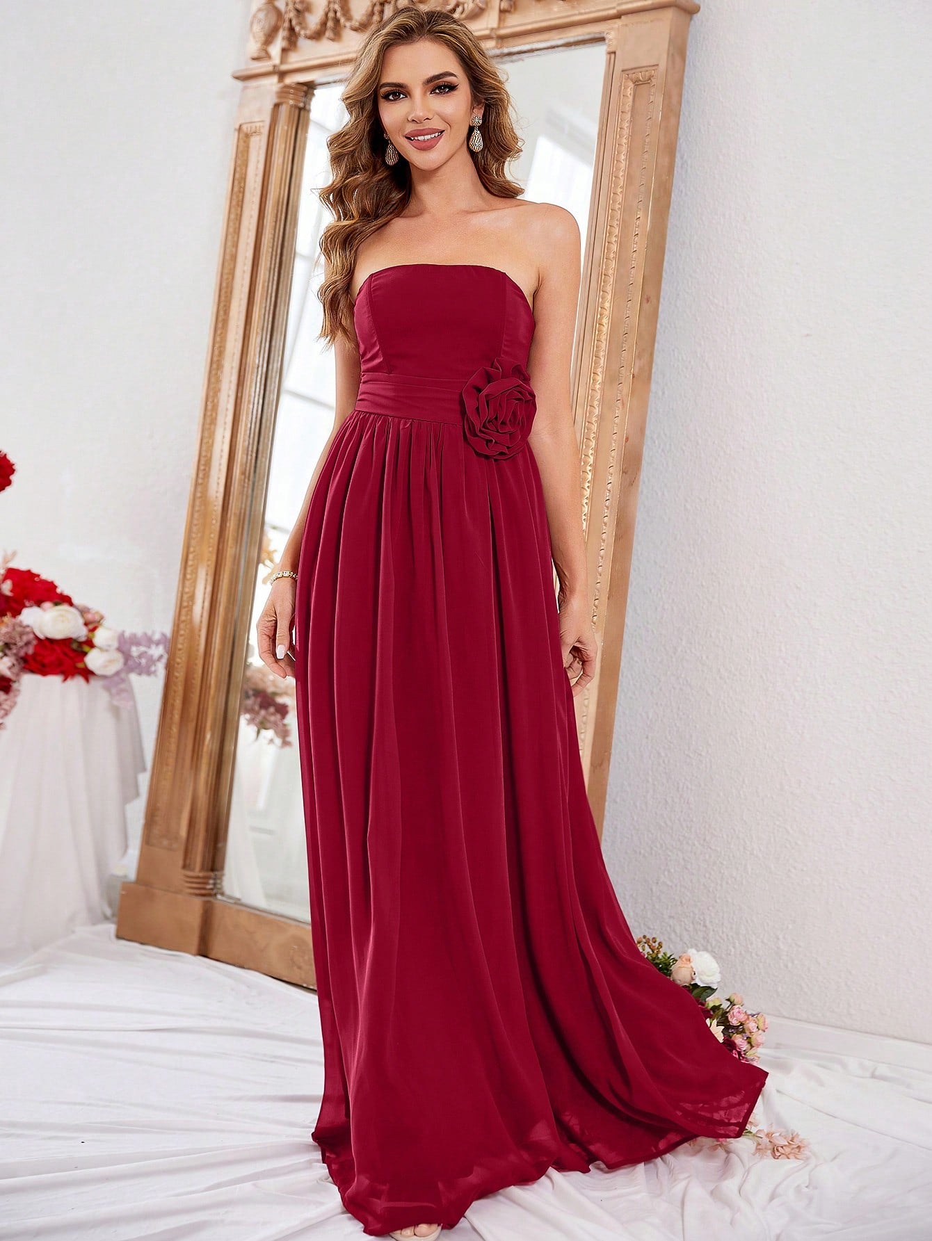 Formales Damenkleid mit Rosenapplikation