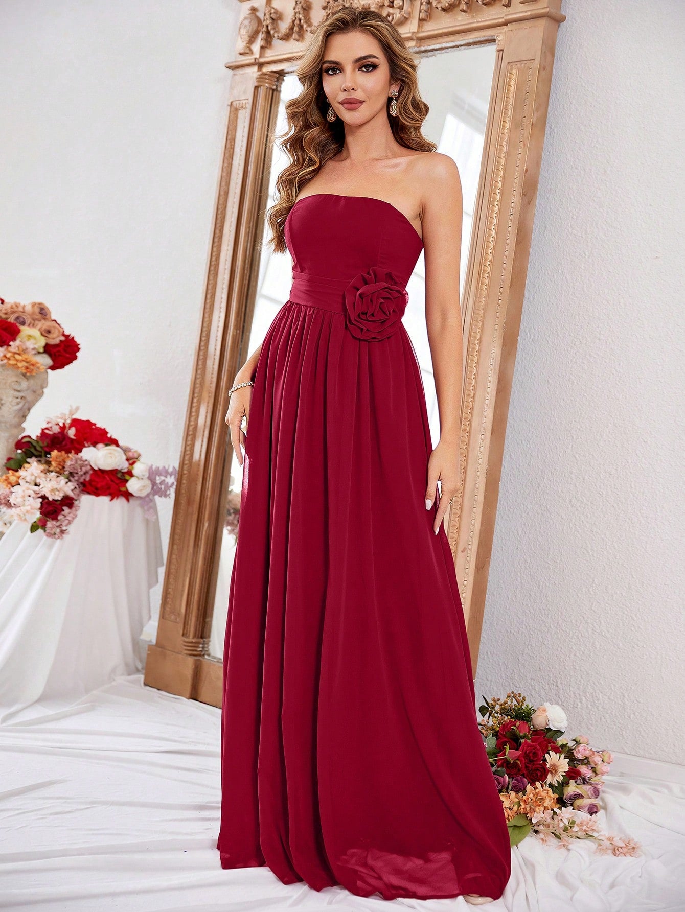 Formales Damenkleid mit Rosenapplikation