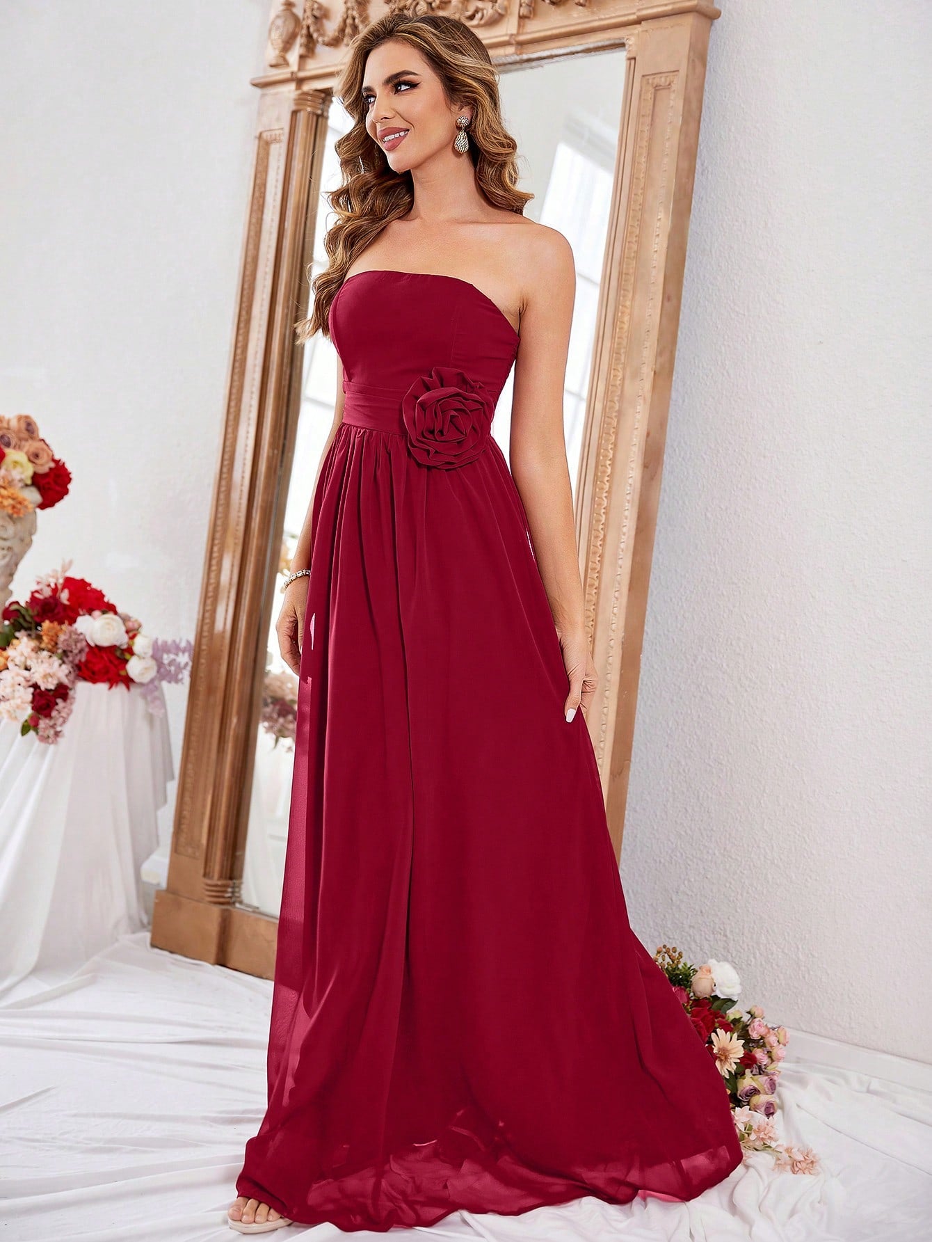 Formales Damenkleid mit Rosenapplikation