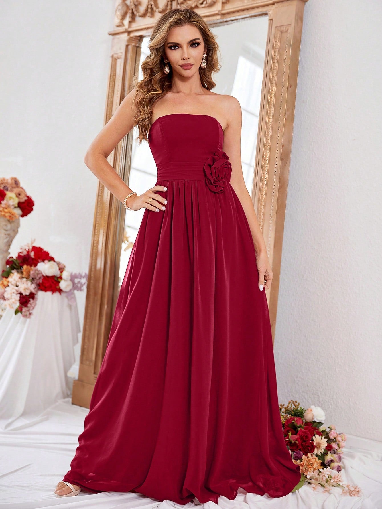 Formales Damenkleid mit Rosenapplikation