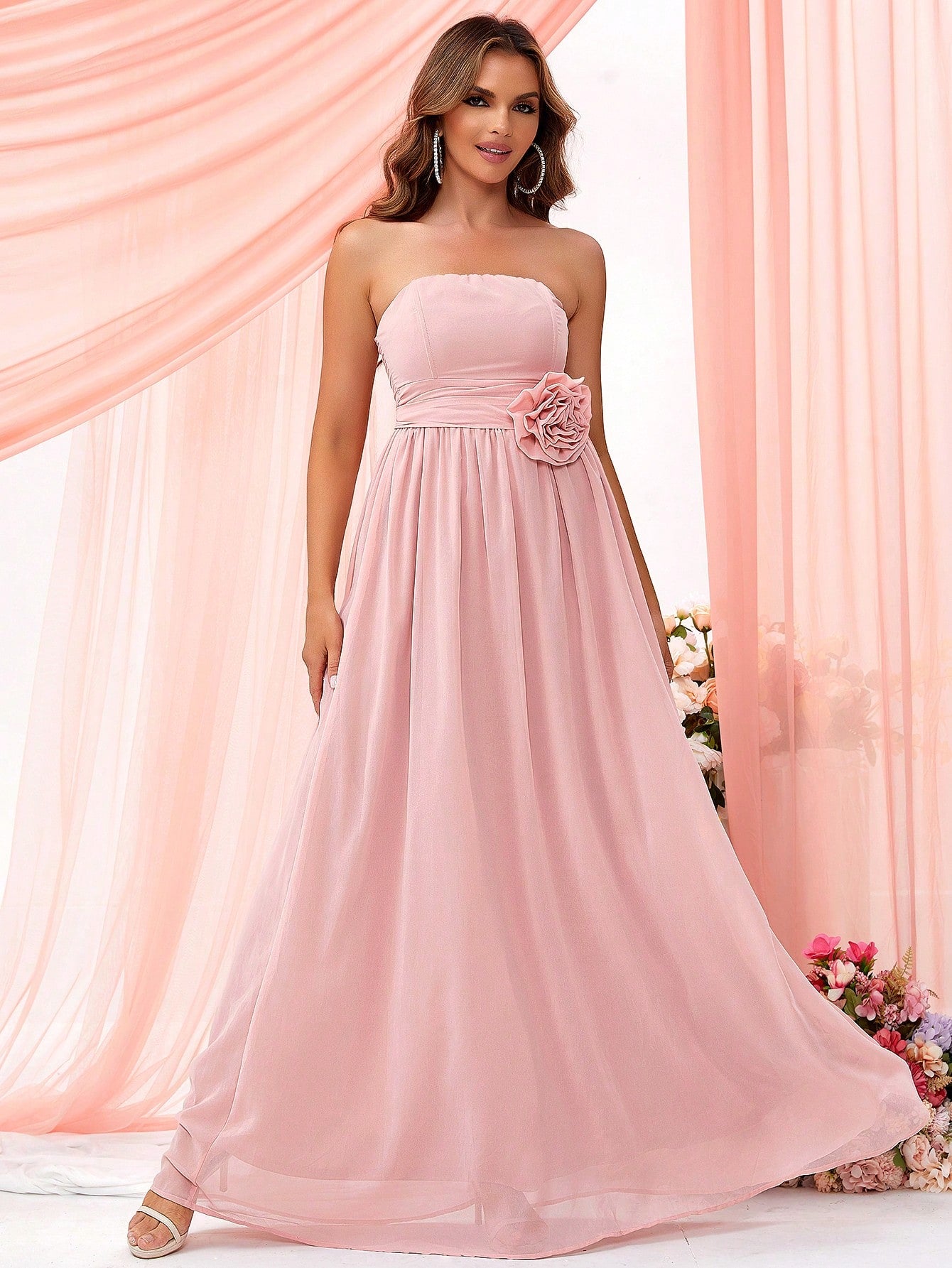 Formales Damenkleid mit Rosenapplikation