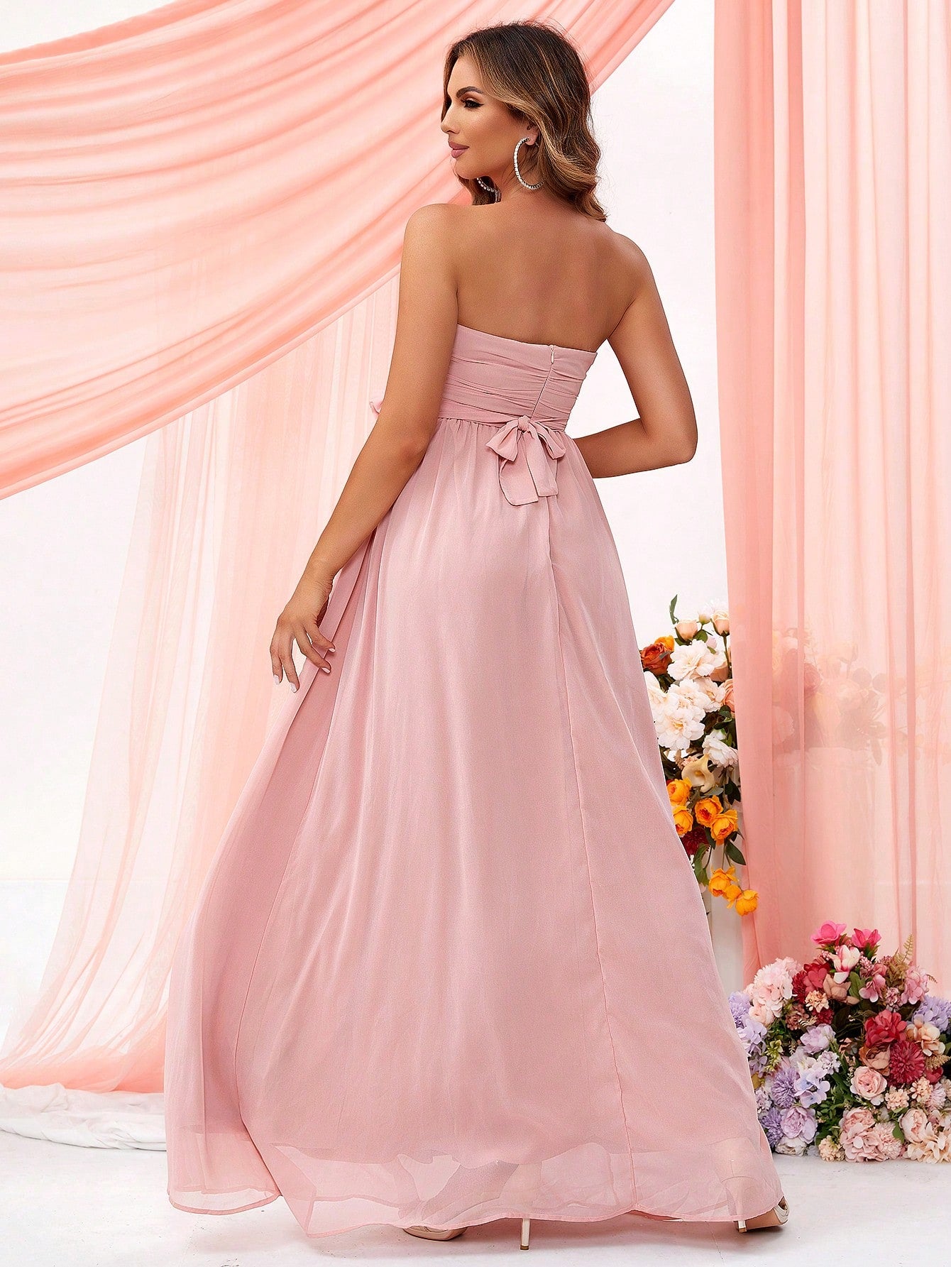 Formales Damenkleid mit Rosenapplikation