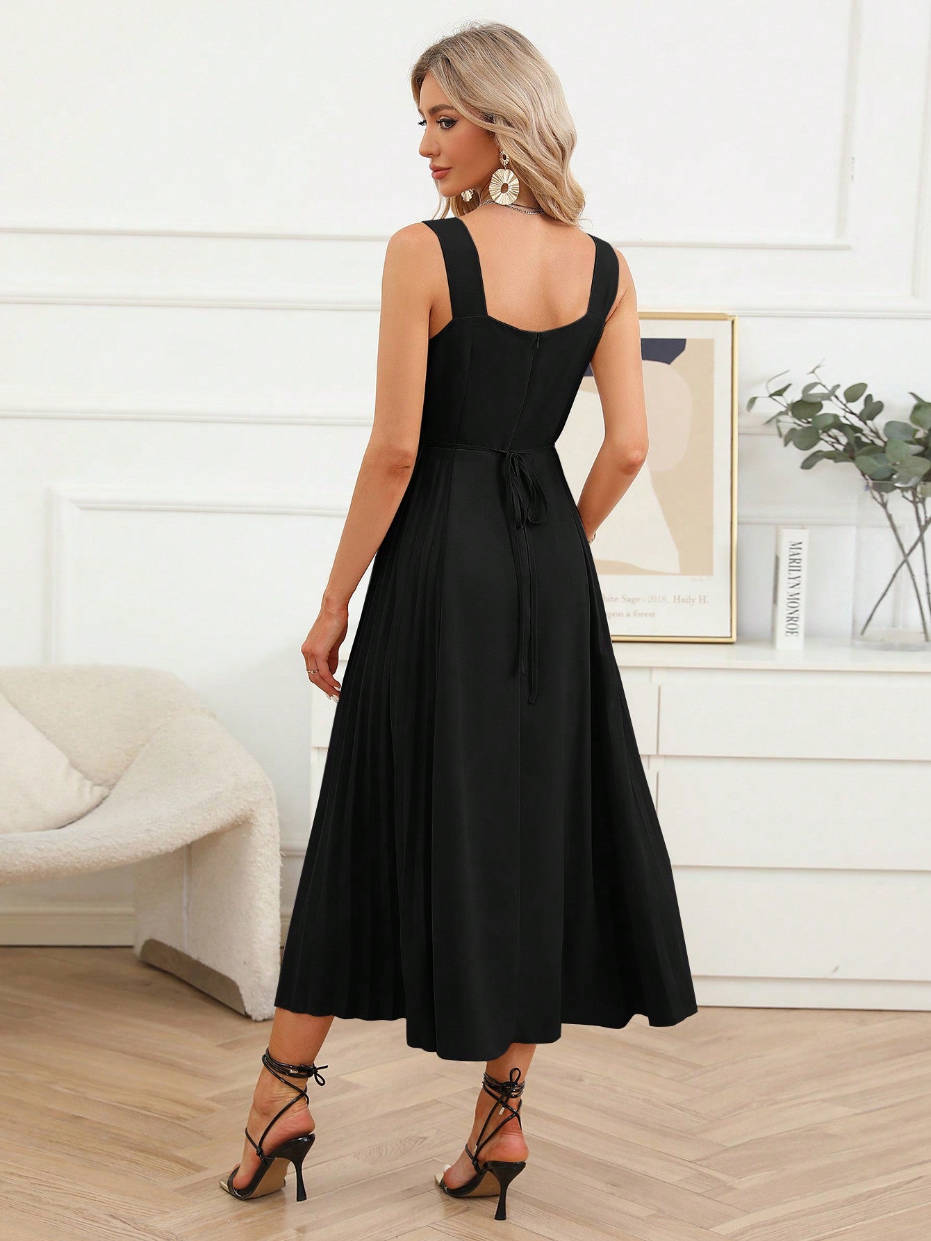 Elegantes Damenkleid mit farbigen Falten