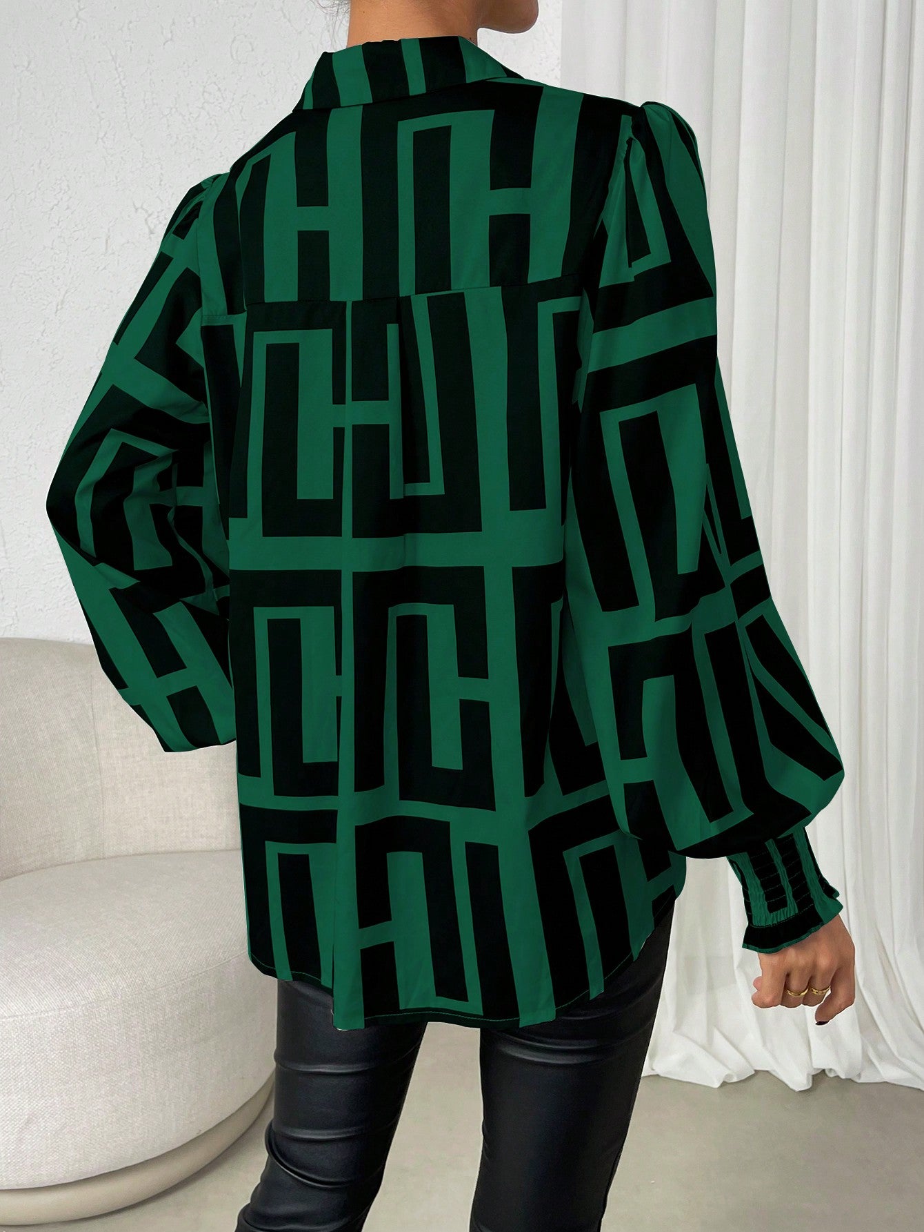 Damenshirt mit geometrischem Muster in Farben