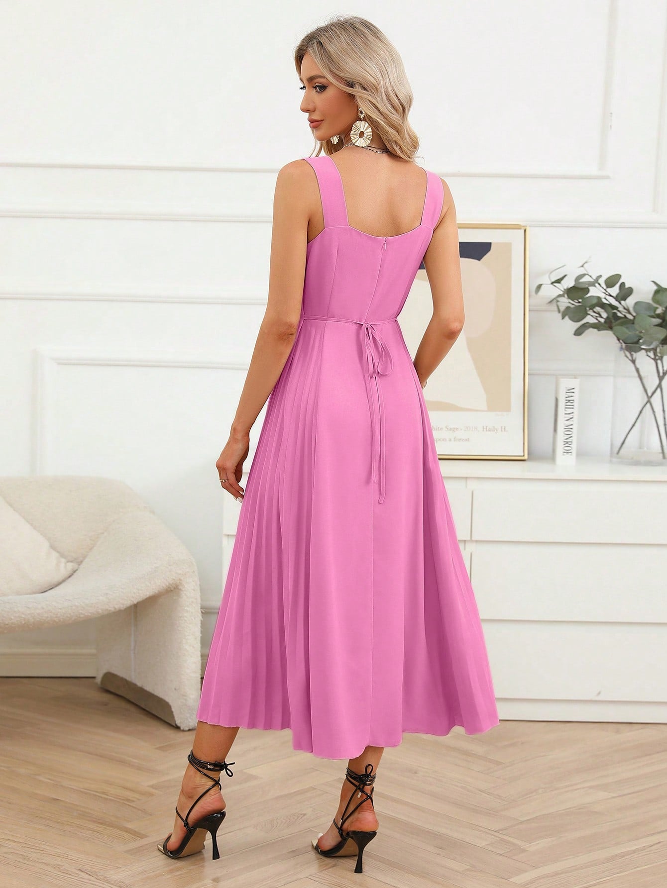 Elegantes Damenkleid mit farbigen Falten