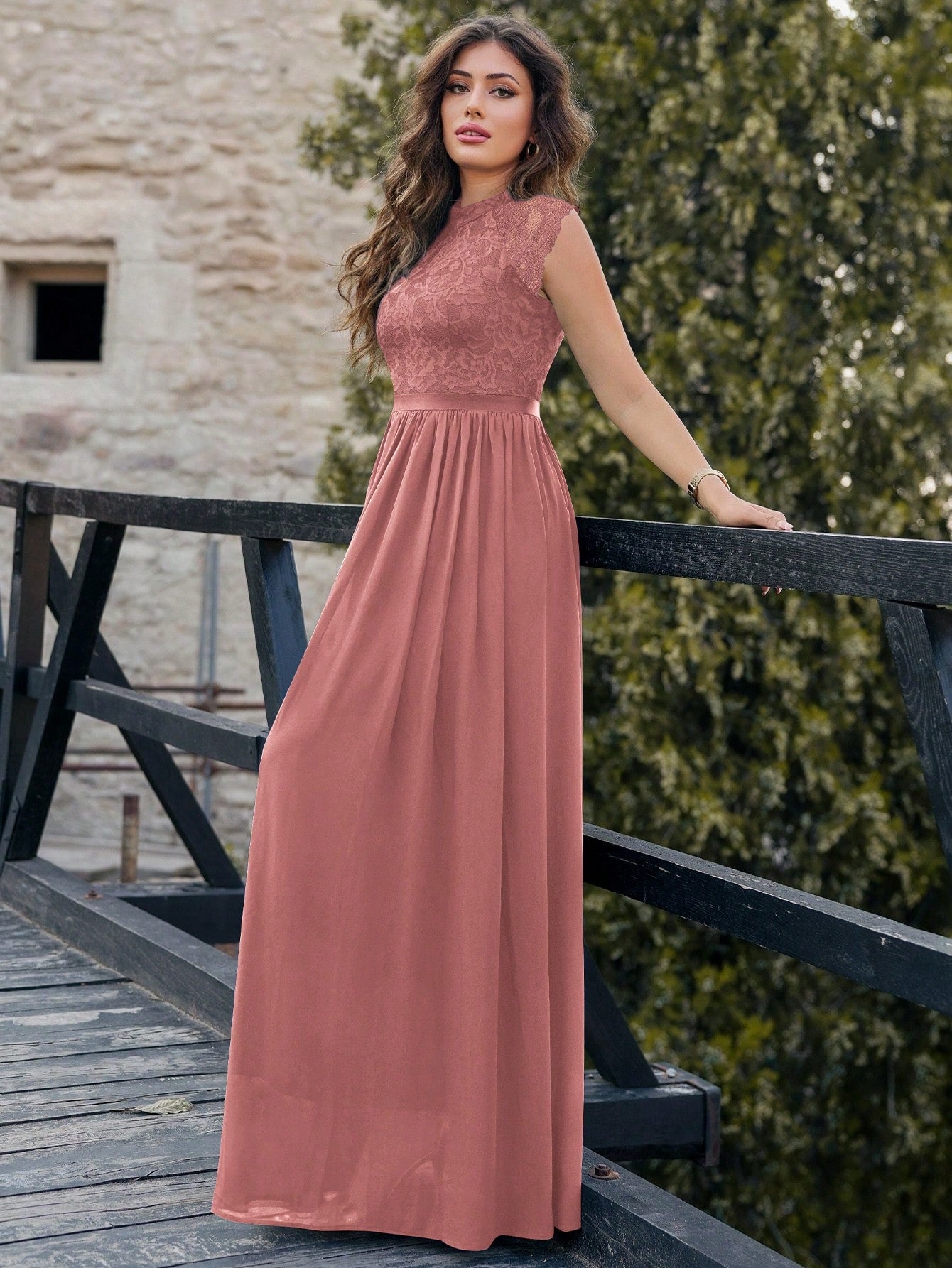 Formales Damenkleid mit Spitze, Farben