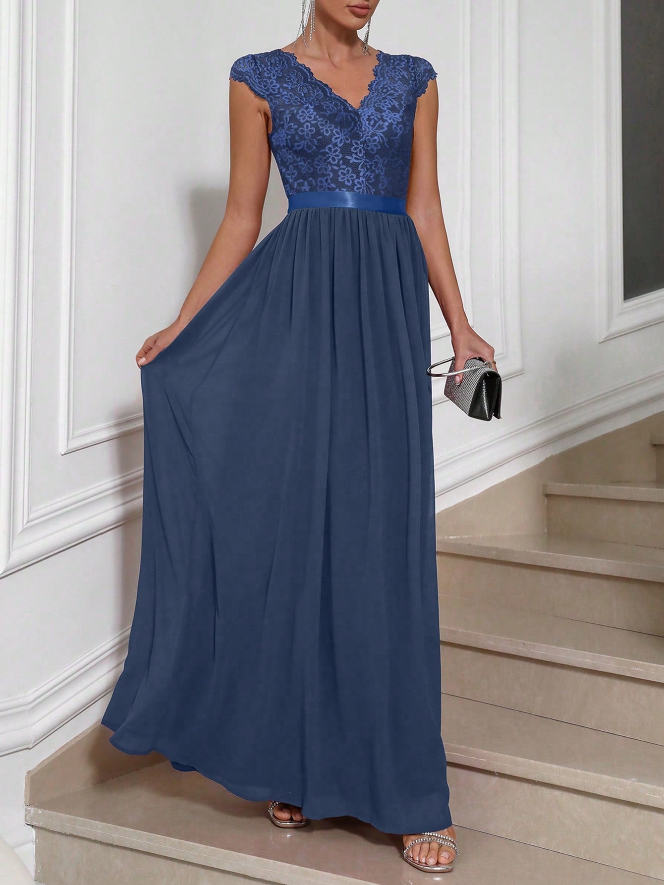 Formales Damenkleid mit Spitze, Farben