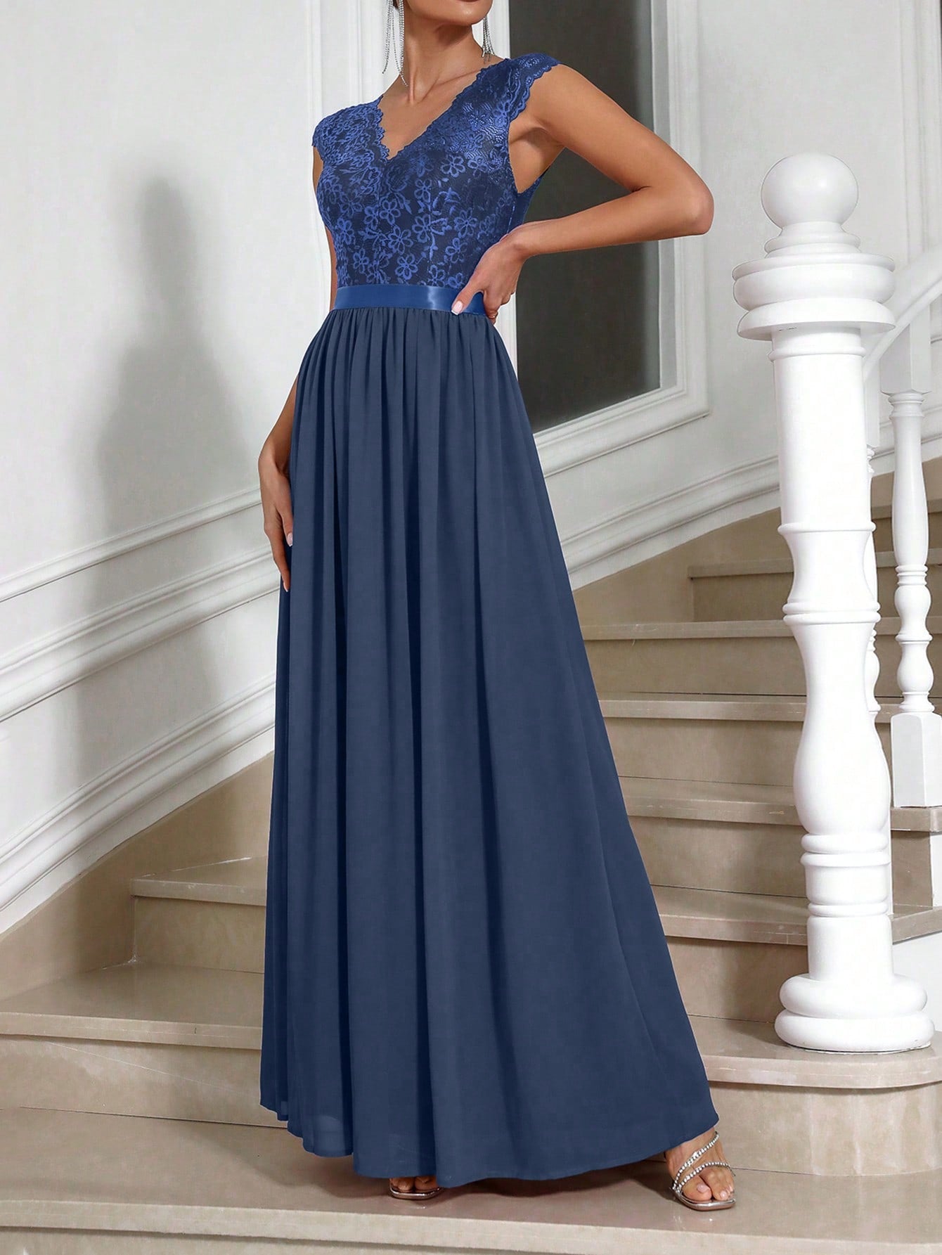 Formales Damenkleid mit Spitze, Farben