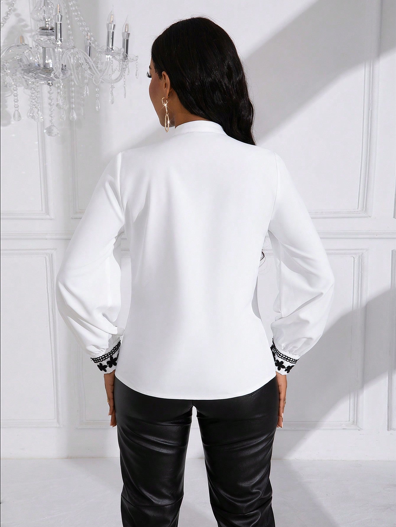 Elegantes Damenshirt mit Applikation