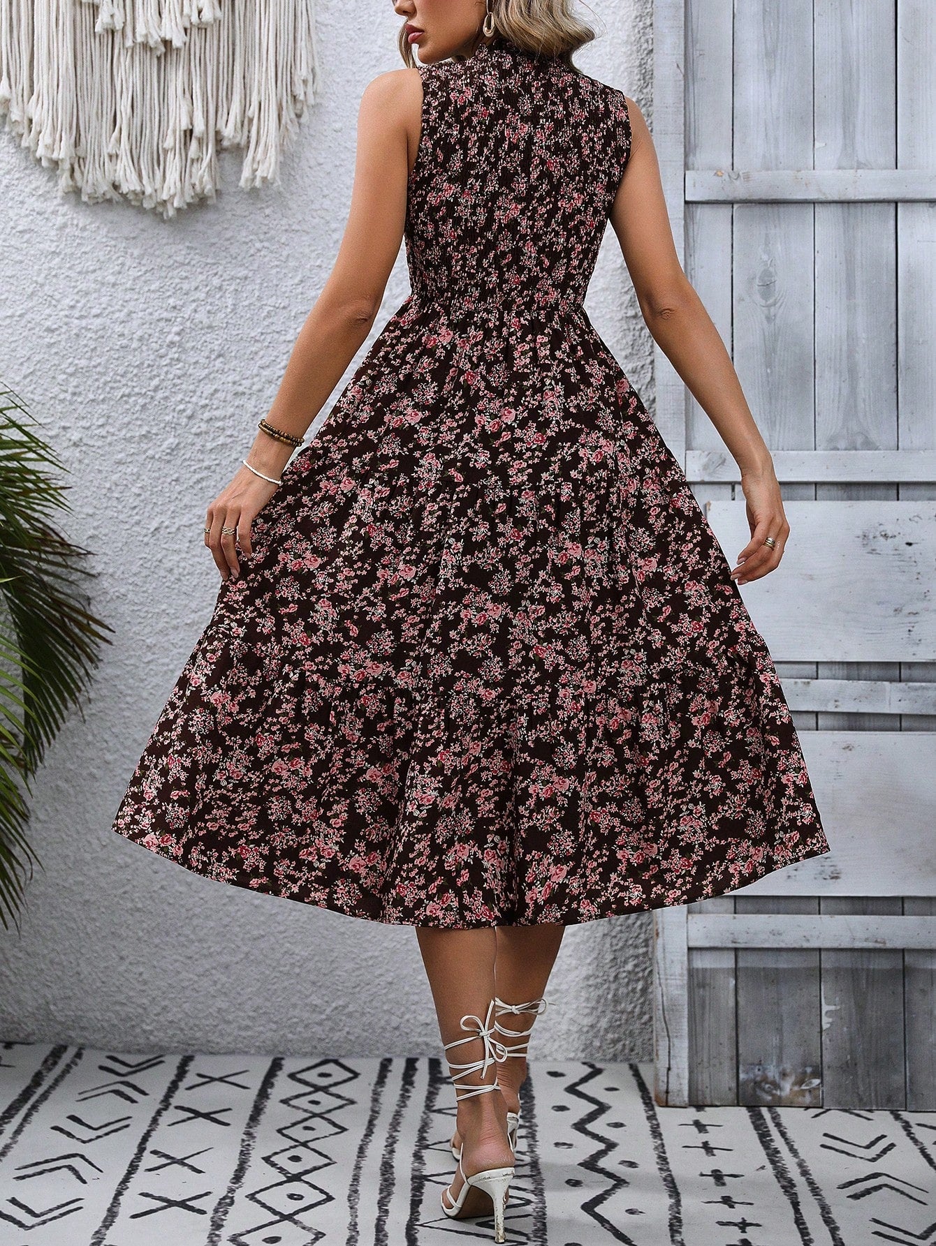 Damenkleid mit Rüschen