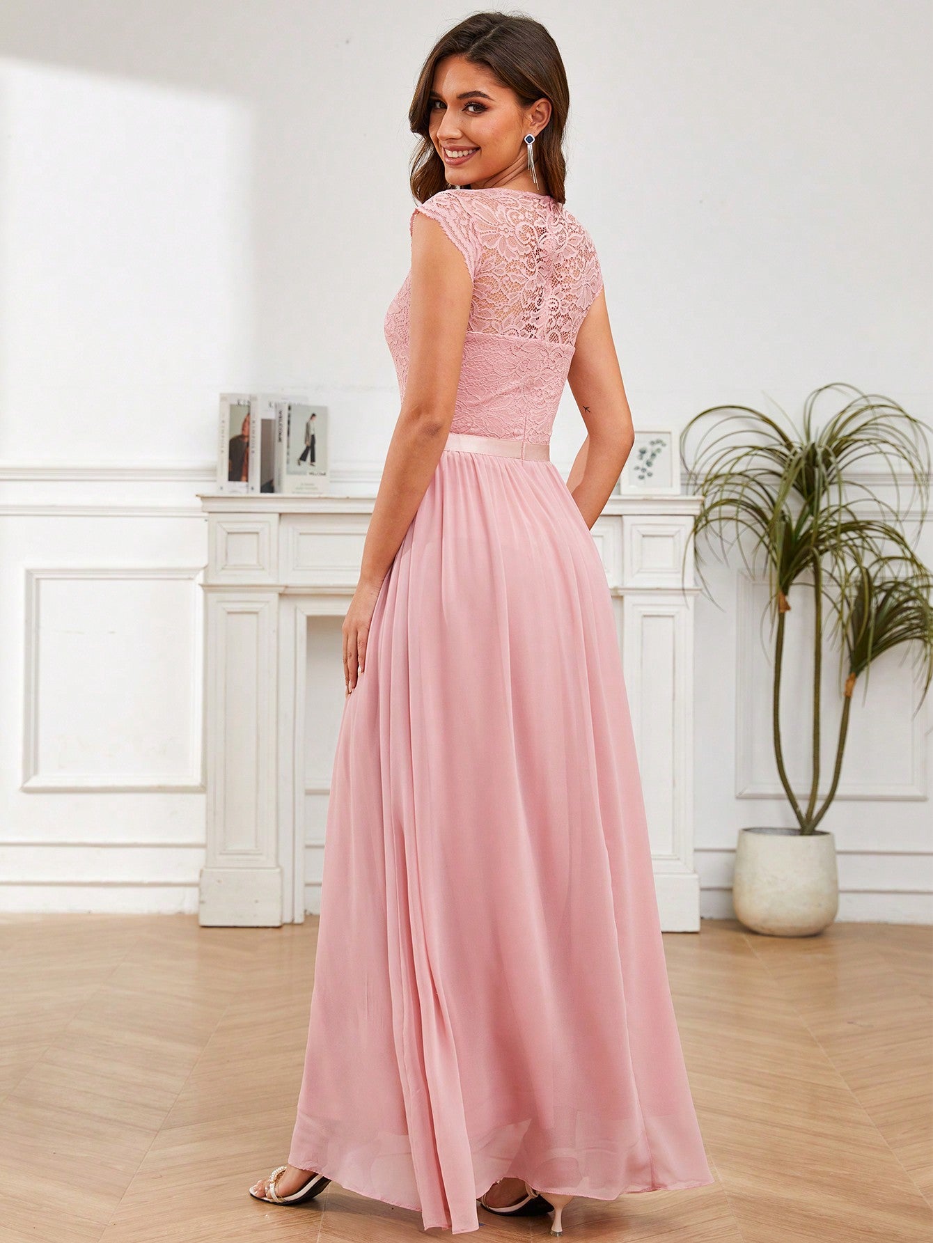 Formales Damenkleid mit Spitze