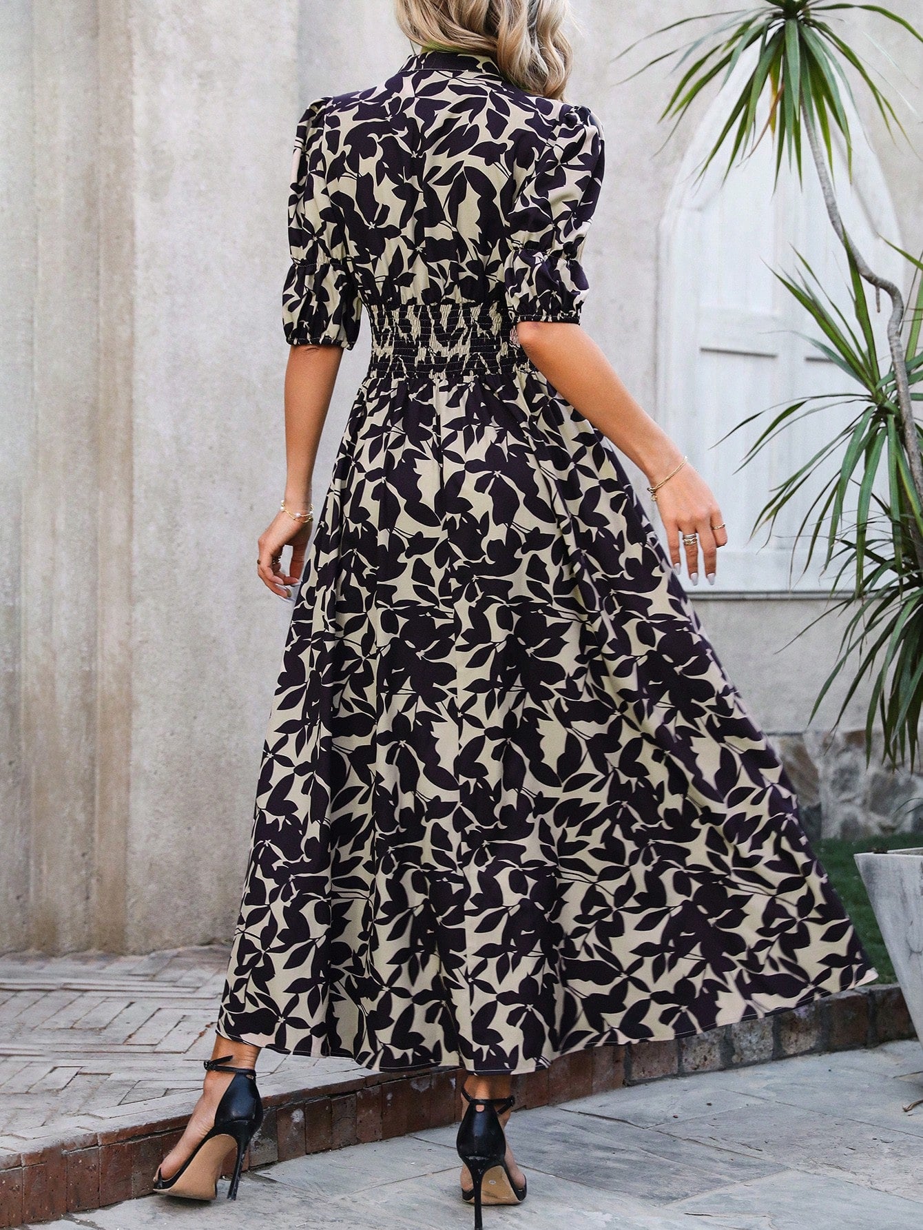 Damenkleid mit buntem Aufdruck